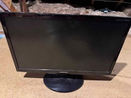 Photo of free Samsung monitor (Whitchurch on Thames) #2