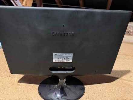Photo of free Samsung monitor (Whitchurch on Thames) #1