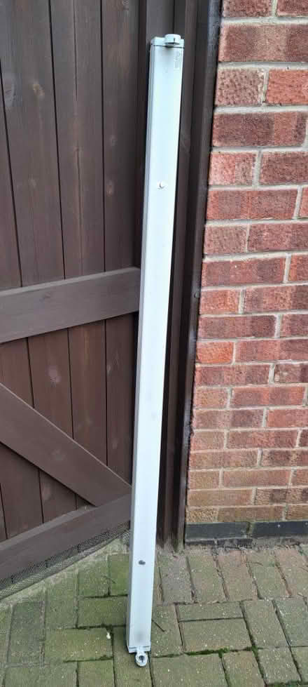 Photo of free 5 foot light fitting no tube (Leicester LE7) #1