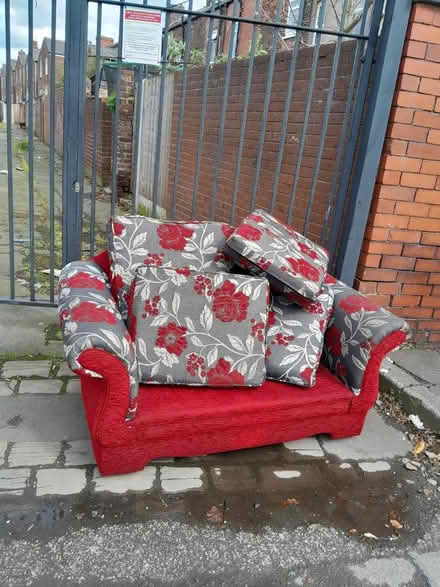 Photo of free Floral Sofa (Levenshulme M19) #1