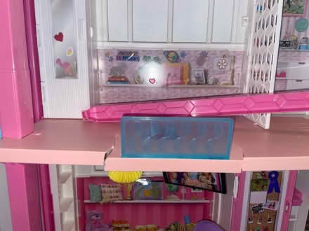 Photo of free Barbie dream house (Flushing) #1