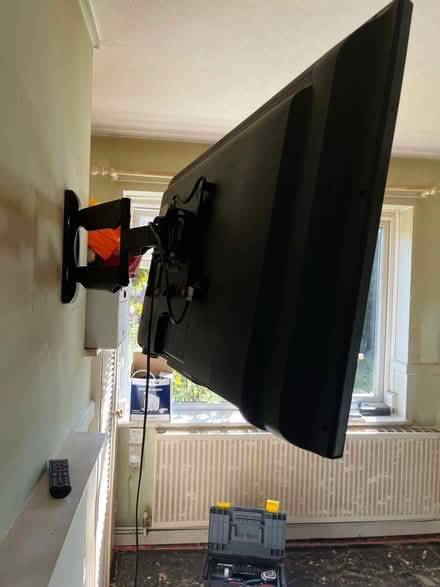Photo of free Flat Screen TV and Wall Bracket (KT4) #2