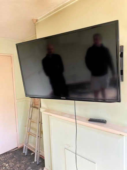 Photo of free Flat Screen TV and Wall Bracket (KT4) #1