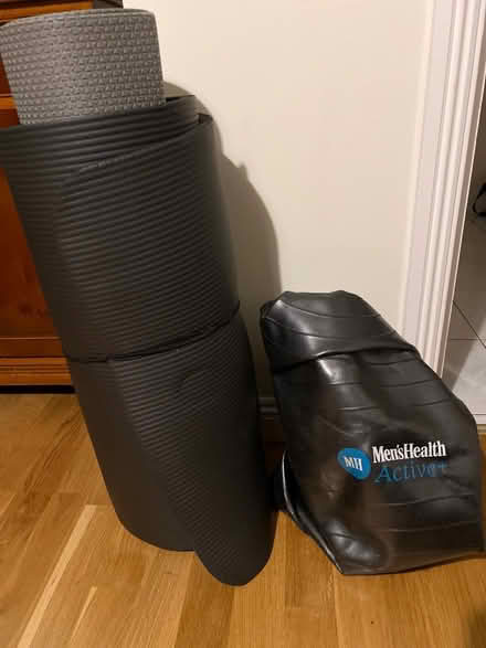 Photo of free YOGA MAT and EXERCISE BALL (SE11) #1