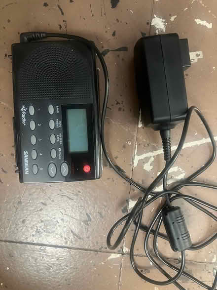 Photo of free AM/FM radio (Jack London Square) #1