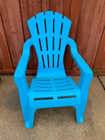 Photo of free Plastic chair (North Arlington (North Arlington (76012)) #1