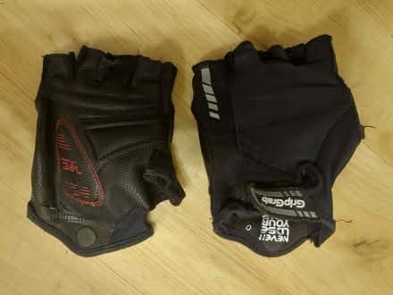Photo of free pair of fingerless cycling gloves, medium (size 9) (CT2) #1