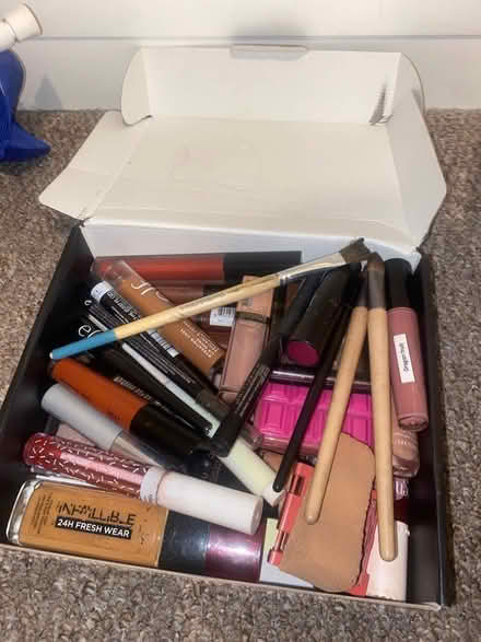 Photo of free Box of makeup (DA8) #1