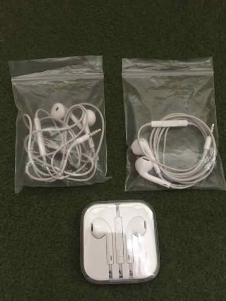 Photo of free Apple headphones (Tunbridge Wells S. TN2) #1