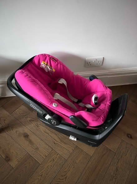 Photo of free Maxi cosi pebble baby seat and base (Watford) #1