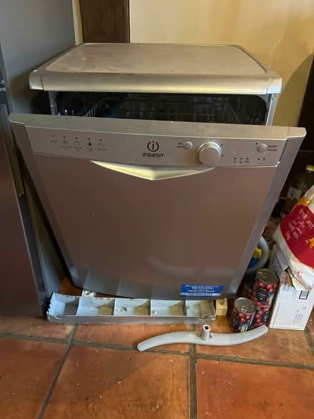Photo of free Indesit dishwasher for parts/fixing (Hemel Hempstead) #1