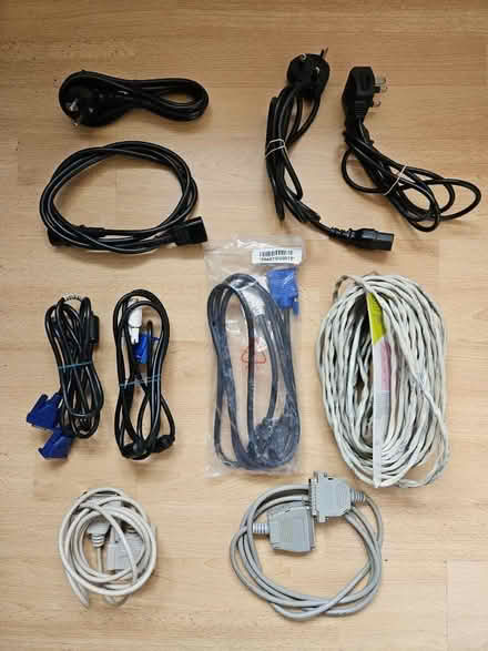 Photo of free computer leads (Congleton CW12) #1