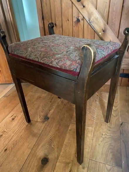 Photo of free Piano stool (Stroud GL5) #1