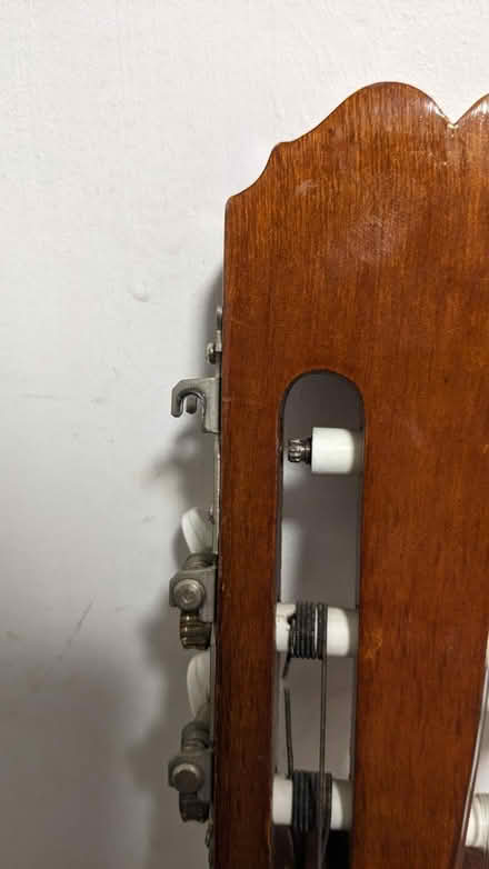 Photo of free Full Body Classical Guitar (Slinfold RH13) #2