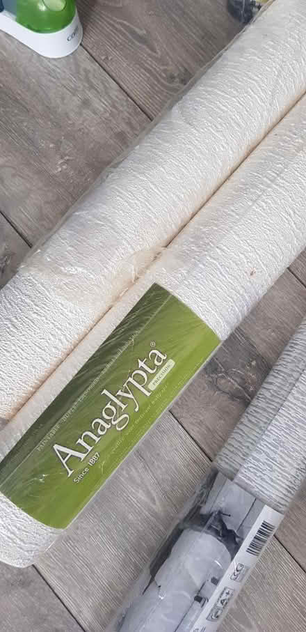 Photo of free white anaglypta wallpaper (Dukinfield) #1