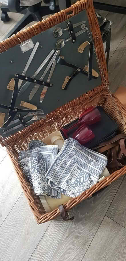 Photo of free picnic basket (Dukinfield) #3
