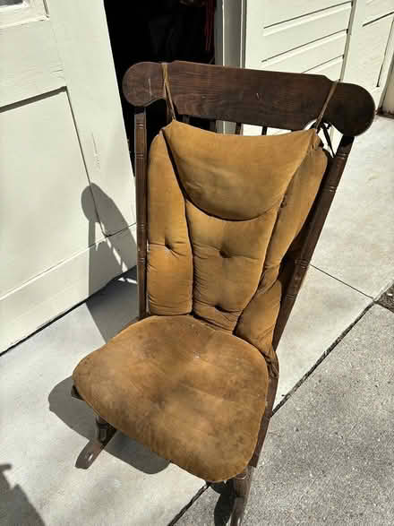 Photo of free rocking chair (32 Ridge Road, 48069) #1