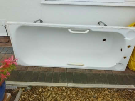 Photo of free White bath (Shurdington GL51) #1