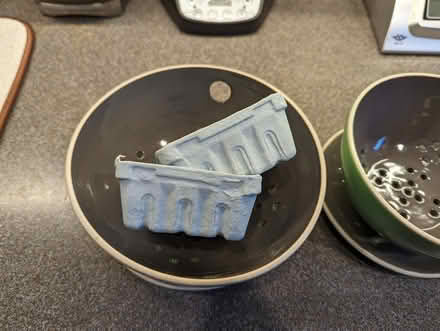 Photo of free Berry bowls with saucers (San Carlos) #3