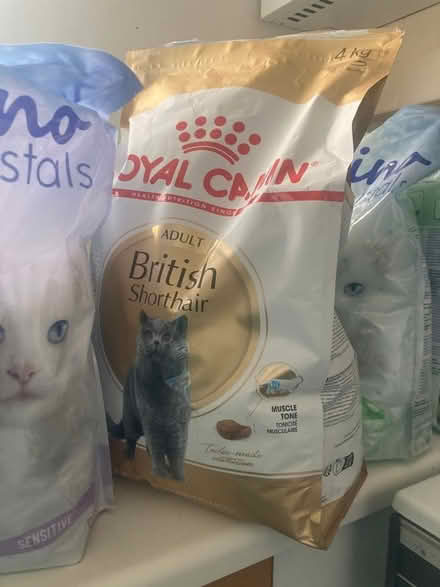 Photo of free Cat food and silica cystal litter (SE21) #2