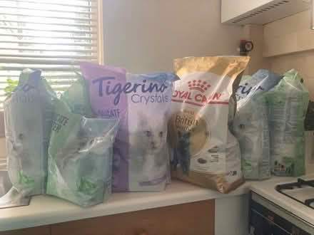 Photo of free Cat food and silica cystal litter (SE21) #1
