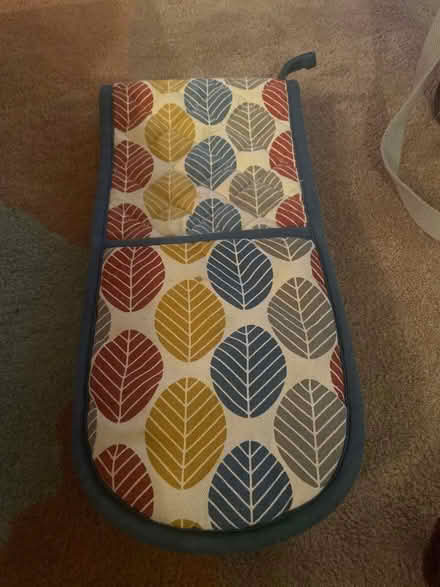 Photo of free Oven gloves, wrap tea towel (x2), and lunch box (Barford NR9) #2