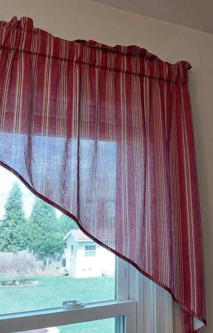 Photo of free valance curtains & rod (Warrenton) #1