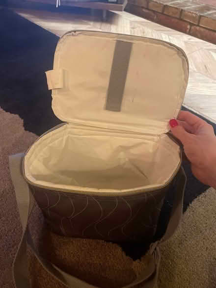 Photo of free Oven gloves, wrap tea towel (x2), and lunch box (Barford NR9) #4