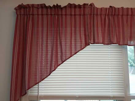 Photo of free valance curtains & rod (Warrenton) #2