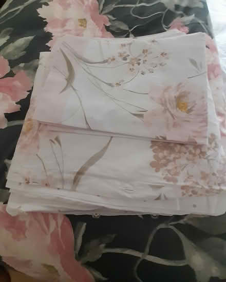 Photo of free Holly Willoby Kingsize Quilt and pillowcases (Hollins BL9) #1