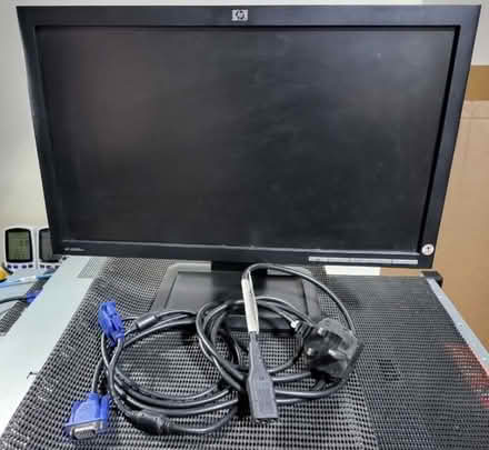 Photo of free HP LE1851w 18.5 inch 1366x768 LCD Monitor, Stand, Cables (Caversham RG4) #2