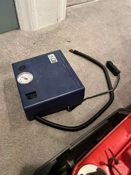 Photo of free Car jack and tyre pressure filler (West Ealing W13) #1