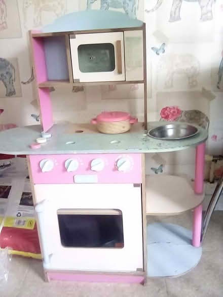 Photo of free PLAY kitchen in need of tlc (S10) #1