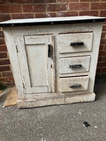 Photo of free Vintage white cupboard (Sunninghill SL5) #2