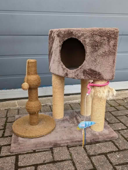 Photo of free Cat house & scratching post OX141DY (Abingdon, OX14) #1