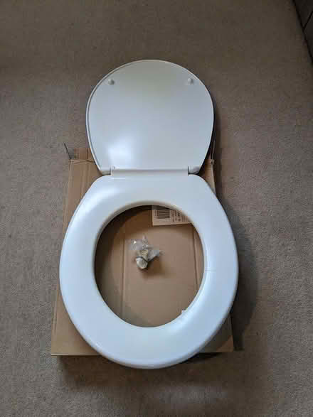 Photo of free White toilet seat (Hackbridge) #1