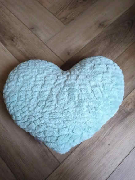 Photo of free Heart shaped pillow (Ware SG12) #1