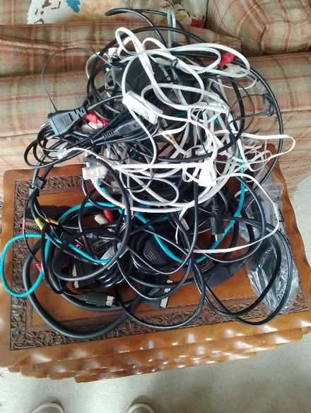 Photo of free electronic cabling (South Woodford E18) #1
