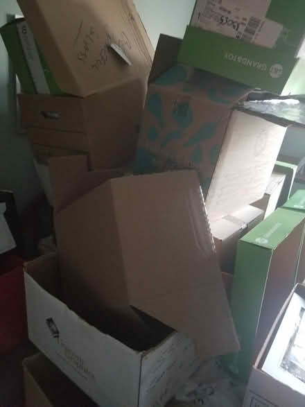 Photo of free Various mid sized boxes (Streetsville l5m1g7) #1