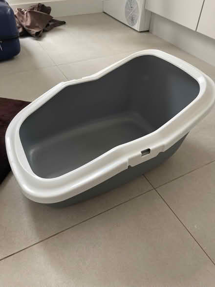 Photo of free Cat scratching post and litter tray (Bedford) #1
