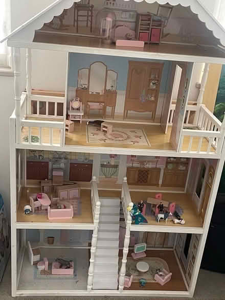 Photo of free Large doll house (Chelsea, SW10) #1