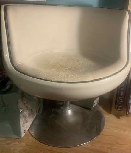Photo of free White swivel chair (Stevenage SG1) #1