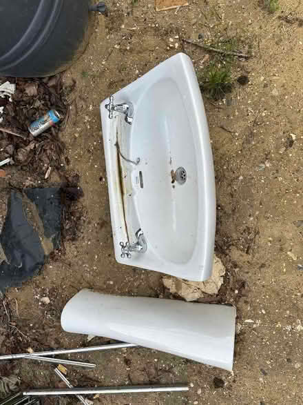 Photo of free Pedestal basin (Ubbeston IP19) #1