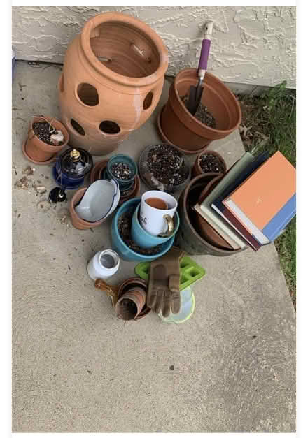 Photo of free Flower pots & books (Manchester/Ballwin) #1