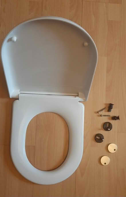 Photo of free D shape soft close white toilet seat - CLEAN (Loanhead EH20) #3