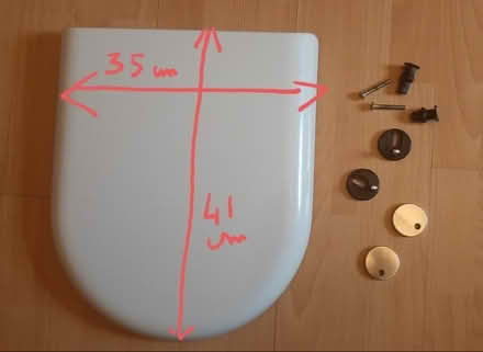 Photo of free D shape soft close white toilet seat - CLEAN (Loanhead EH20) #2
