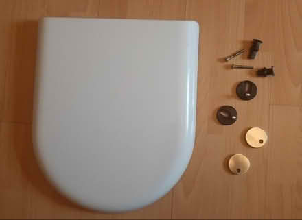 Photo of free D shape soft close white toilet seat - CLEAN (Loanhead EH20) #1