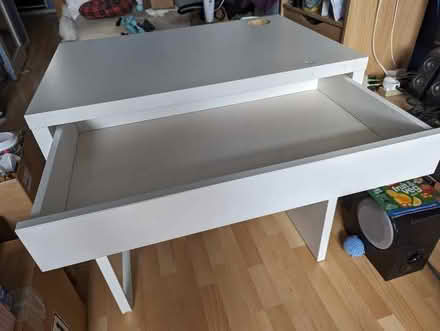 Photo of free White desk (SW15 Roehampton) #1