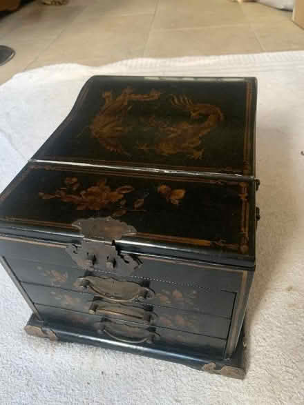 Photo of free KT3 Chinese make up box (New Malden KT3) #1