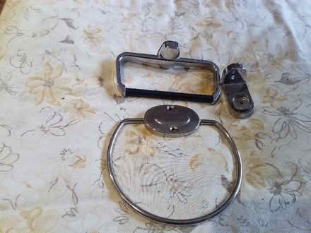 Photo of free bathroom accessories (Farmoor OX2) #1